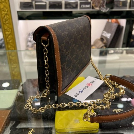 東區正精品㊣CELINE TRIOMPHE WOC 焦糖色凱旋門金扣翻蓋信封斜背包 RZ6322 101822DS9-8