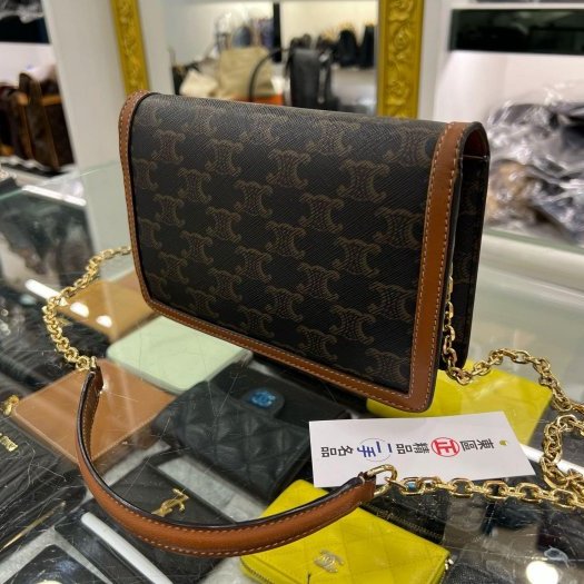 東區正精品㊣CELINE TRIOMPHE WOC 焦糖色凱旋門金扣翻蓋信封斜背包 RZ6322 101822DS9-9