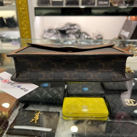 東區正精品㊣CELINE TRIOMPHE WOC 焦糖色凱旋門金扣翻蓋信封斜背包 RZ6322 101822DS9-12