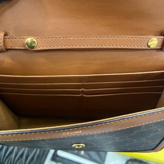 東區正精品㊣CELINE TRIOMPHE WOC 焦糖色凱旋門金扣翻蓋信封斜背包 RZ6322 101822DS9-13