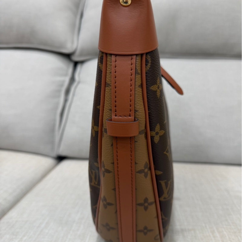 LV M46311 LOOP HOBO經典Monogram雙色帆布  肩背  斜背包 大月亮包  彎月包(咖啡)-8