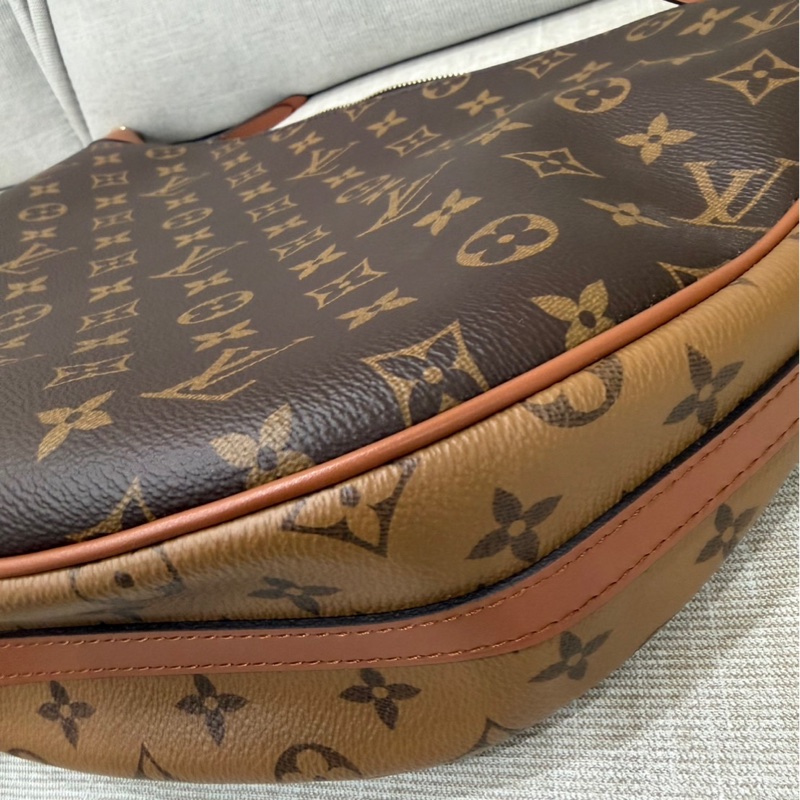 LV M46311 LOOP HOBO經典Monogram雙色帆布  肩背  斜背包 大月亮包  彎月包(咖啡)-9