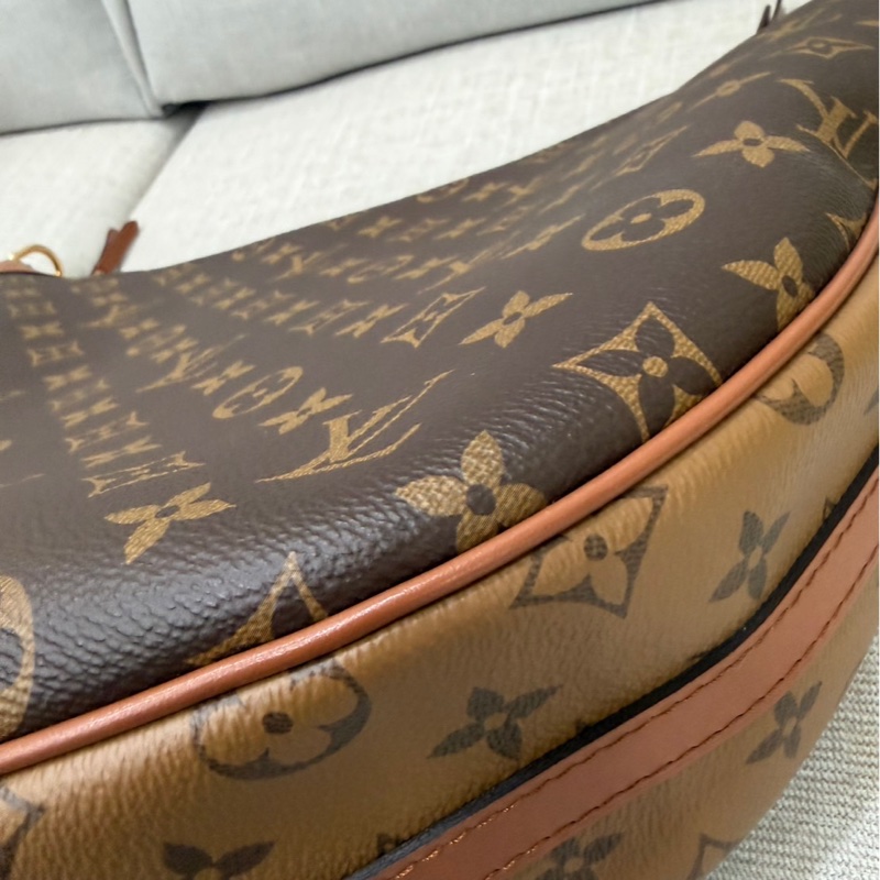 LV M46311 LOOP HOBO經典Monogram雙色帆布  肩背  斜背包 大月亮包  彎月包(咖啡)-11