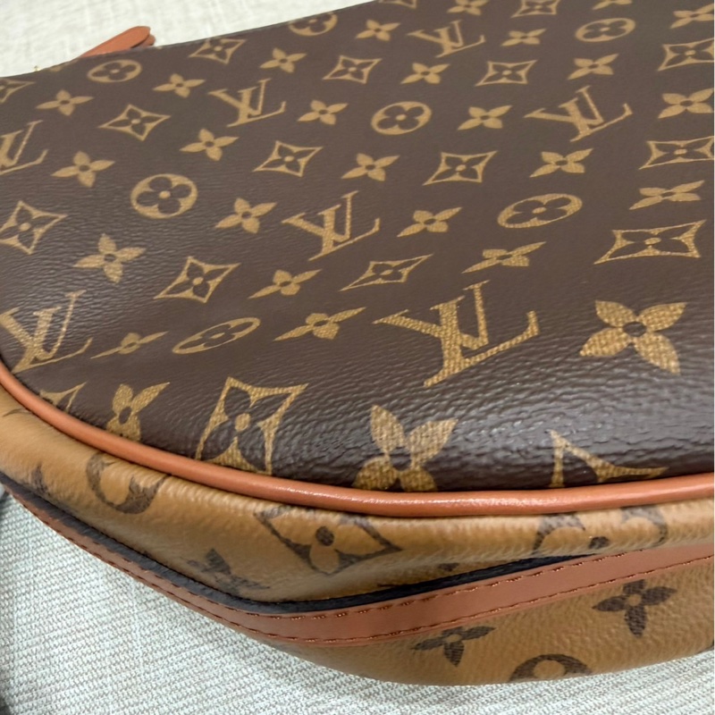 LV M46311 LOOP HOBO經典Monogram雙色帆布  肩背  斜背包 大月亮包  彎月包(咖啡)-12