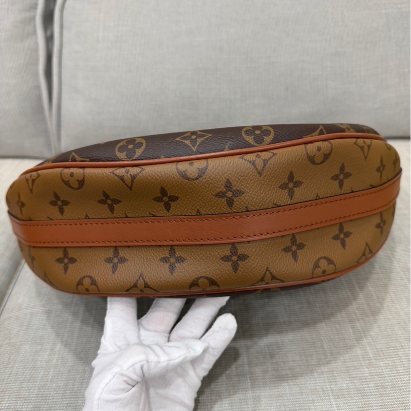 LV M46311 LOOP HOBO經典Monogram雙色帆布  肩背  斜背包 大月亮包  彎月包(咖啡)-13