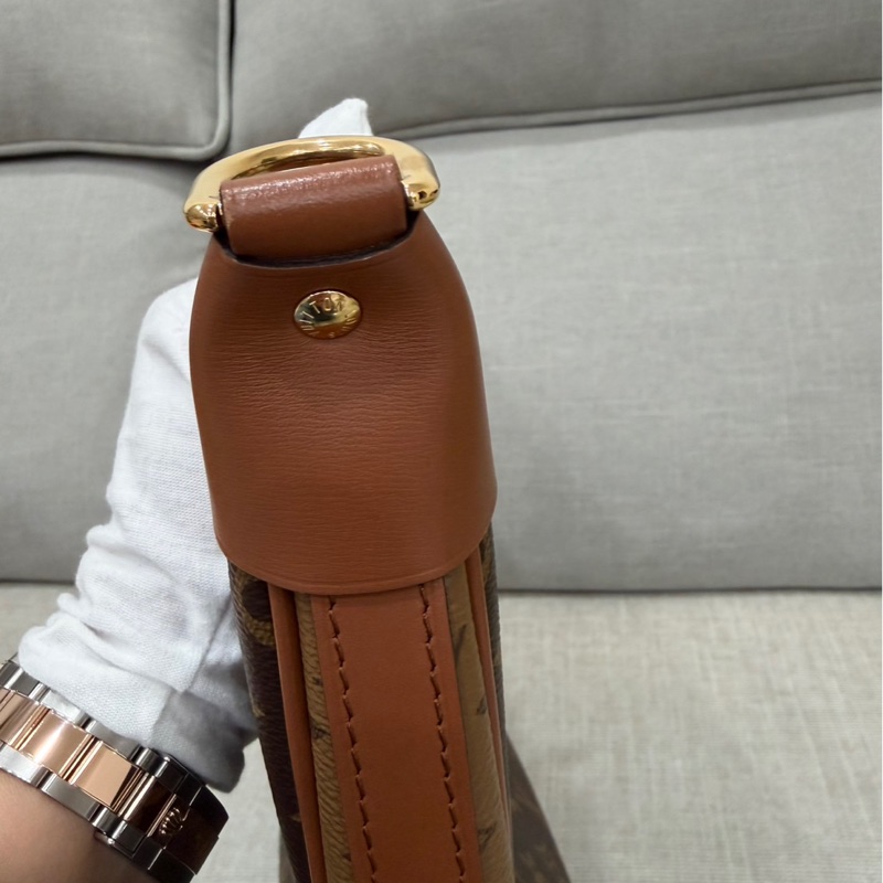 LV M46311 LOOP HOBO經典Monogram雙色帆布  肩背  斜背包 大月亮包  彎月包(咖啡)-15