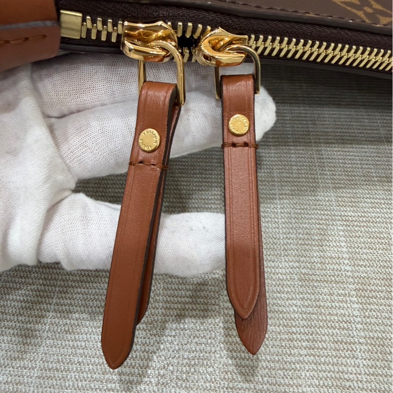 LV M46311 LOOP HOBO經典Monogram雙色帆布  肩背  斜背包 大月亮包  彎月包(咖啡)-16