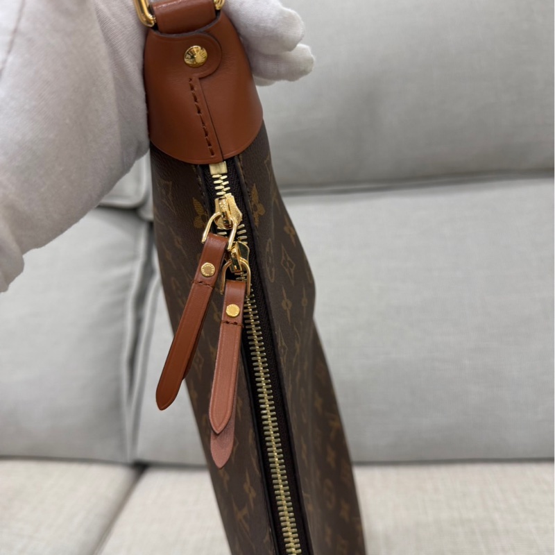 LV M46311 LOOP HOBO經典Monogram雙色帆布  肩背  斜背包 大月亮包  彎月包(咖啡)-17