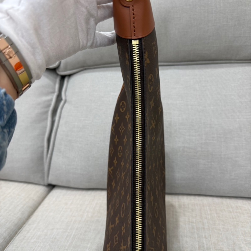 LV M46311 LOOP HOBO經典Monogram雙色帆布  肩背  斜背包 大月亮包  彎月包(咖啡)-18