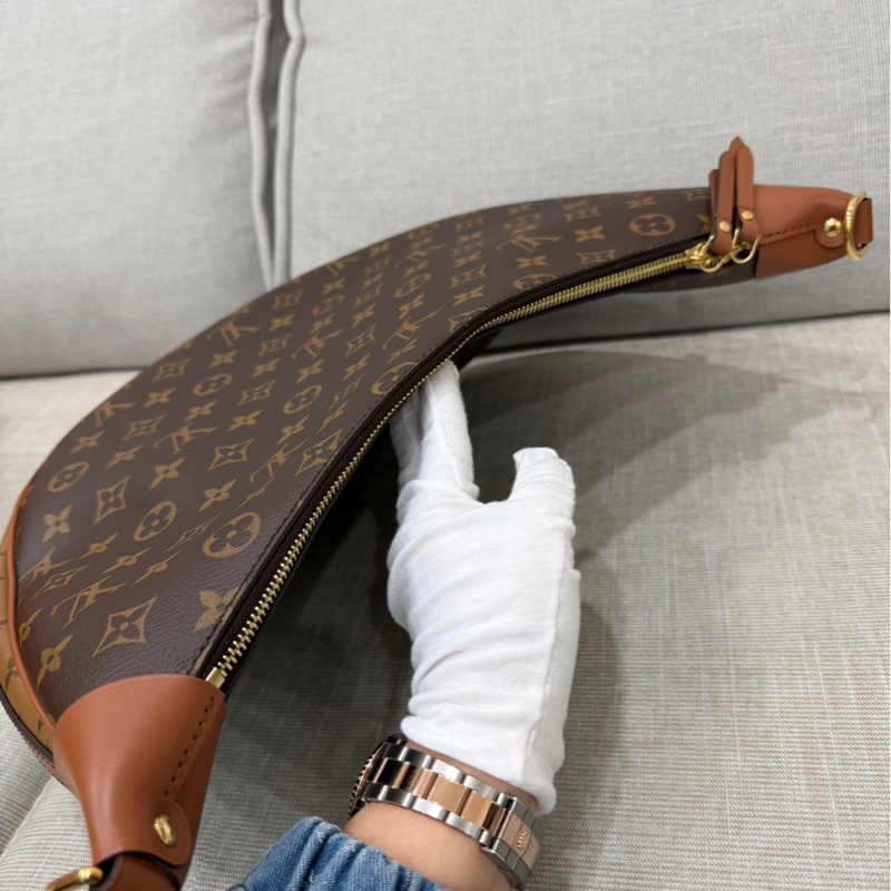 LV M46311 LOOP HOBO經典Monogram雙色帆布  肩背  斜背包 大月亮包  彎月包(咖啡)-19