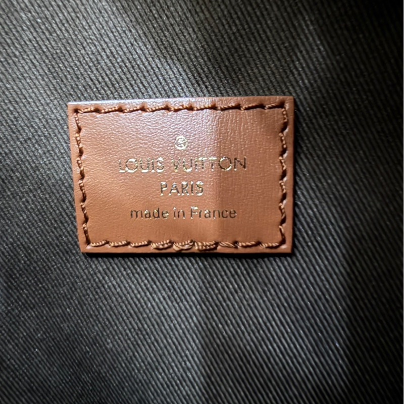 LV M46311 LOOP HOBO經典Monogram雙色帆布  肩背  斜背包 大月亮包  彎月包(咖啡)-21