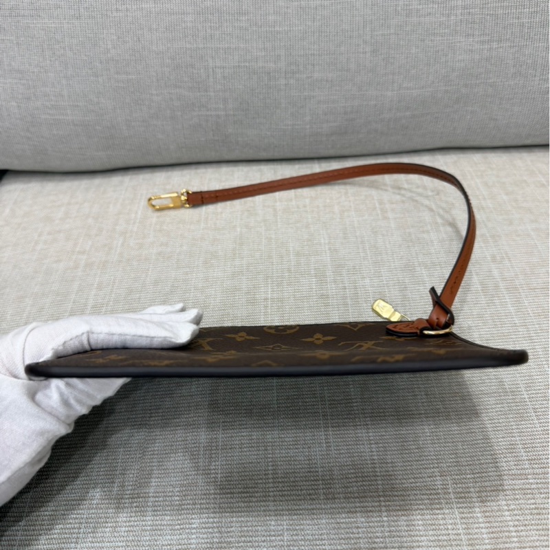 LV M46311 LOOP HOBO經典Monogram雙色帆布  肩背  斜背包 大月亮包  彎月包(咖啡)-28