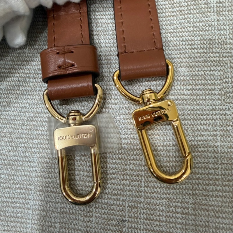 LV M46311 LOOP HOBO經典Monogram雙色帆布  肩背  斜背包 大月亮包  彎月包(咖啡)-31