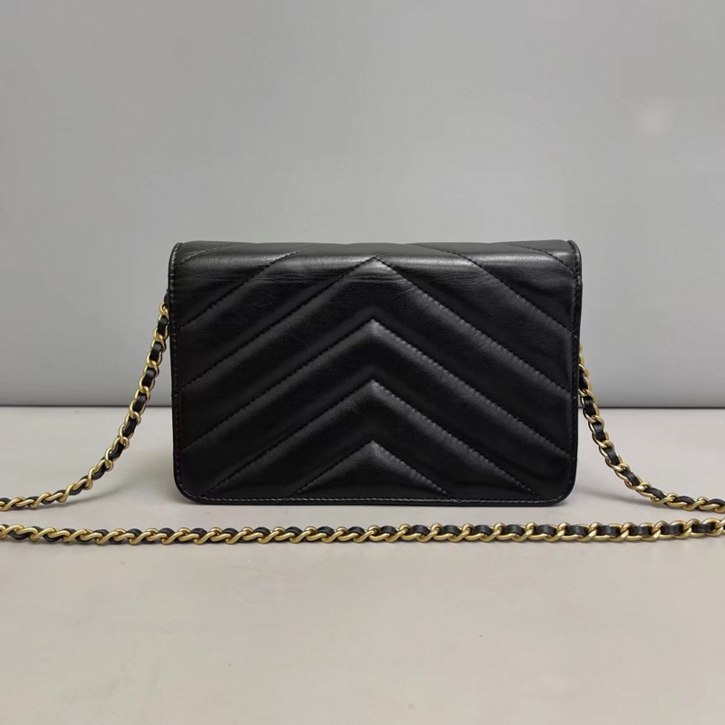 Chanel香奈兒 黑金全皮V紋紐扣woc-1