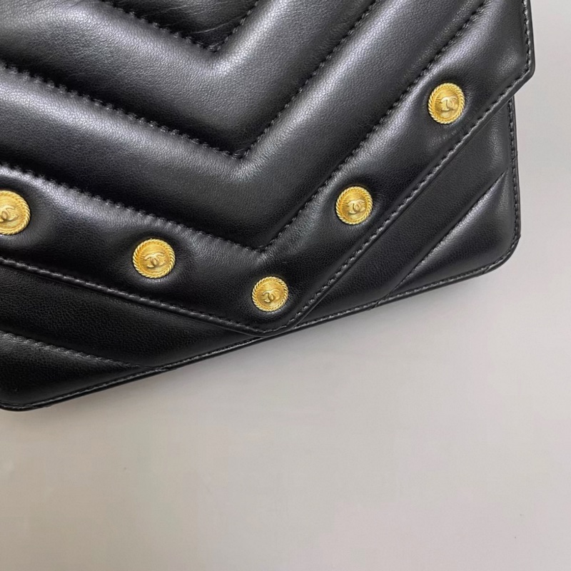 Chanel香奈兒 黑金全皮V紋紐扣woc-4