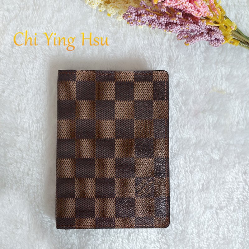 LV N60189 🎀現品實拍🎀經典Damier帆布棋盤格印花護照夾~二手品-0
