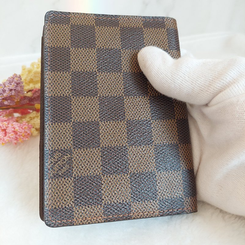 LV N60189 🎀現品實拍🎀經典Damier帆布棋盤格印花護照夾~二手品-20