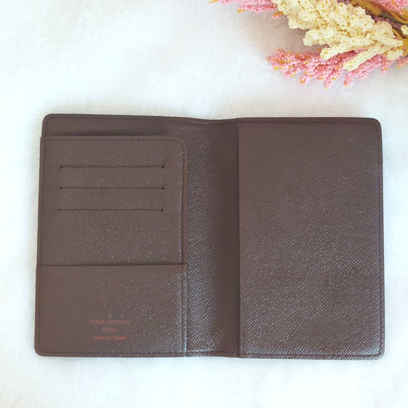 LV N60189 🎀現品實拍🎀經典Damier帆布棋盤格印花護照夾~二手品-32