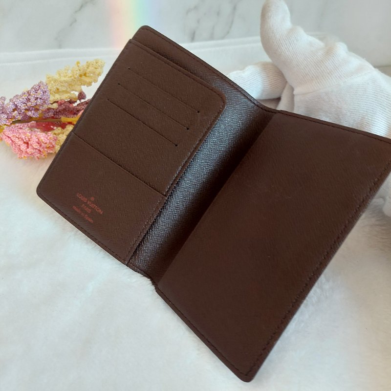 LV N60189 🎀現品實拍🎀經典Damier帆布棋盤格印花護照夾~二手品-44