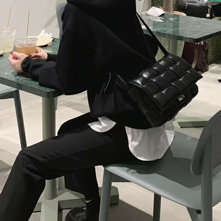 BV#🔴BV葆蝶家黑銀枕頭包 專櫃1️⃣4️⃣萬 🔴-1