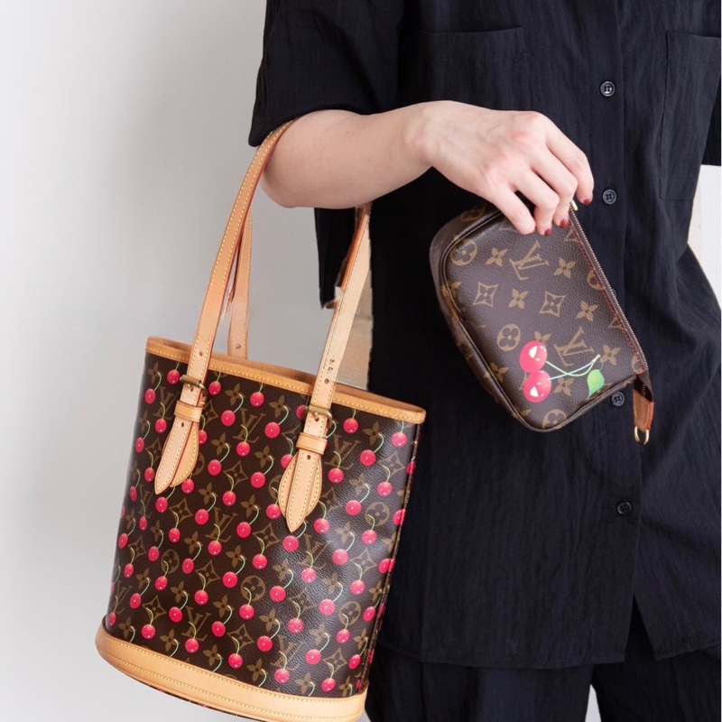 「JL精品代購」9新 LV限量村上隆櫻桃水桶包-2