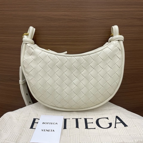 BV葆蝶家｜編織月牙包 海鹽色