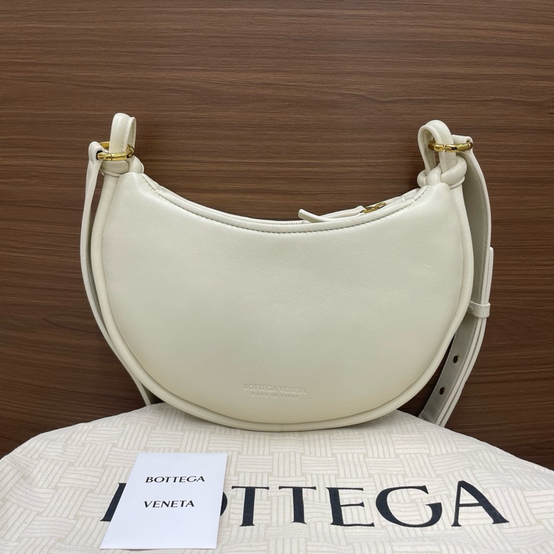 BV葆蝶家｜編織月牙包 海鹽色-1