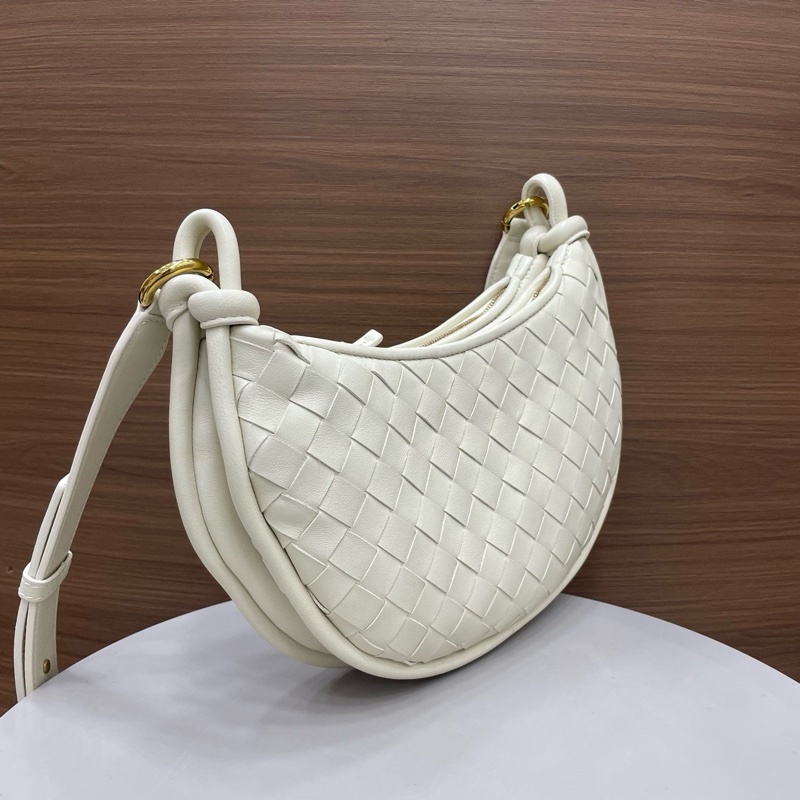 BV葆蝶家｜編織月牙包 海鹽色-2