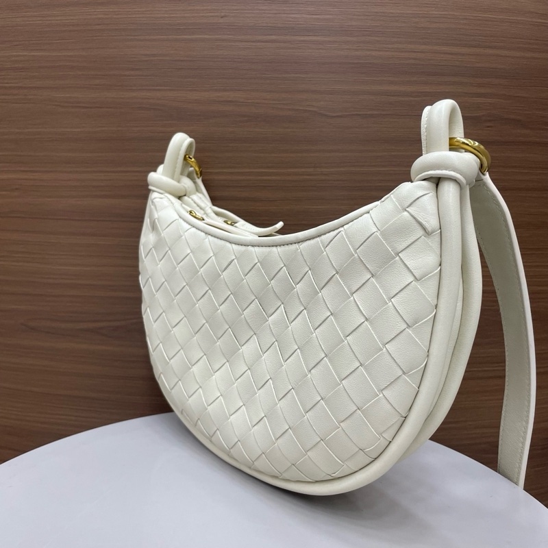 BV葆蝶家｜編織月牙包 海鹽色-3