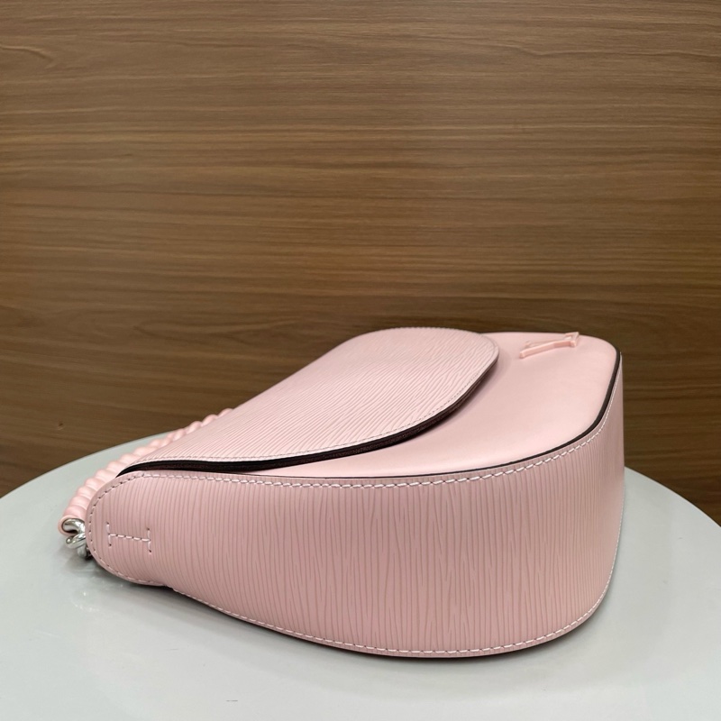 LV路易威登｜水波紋馬鞍包 皮粉色-4