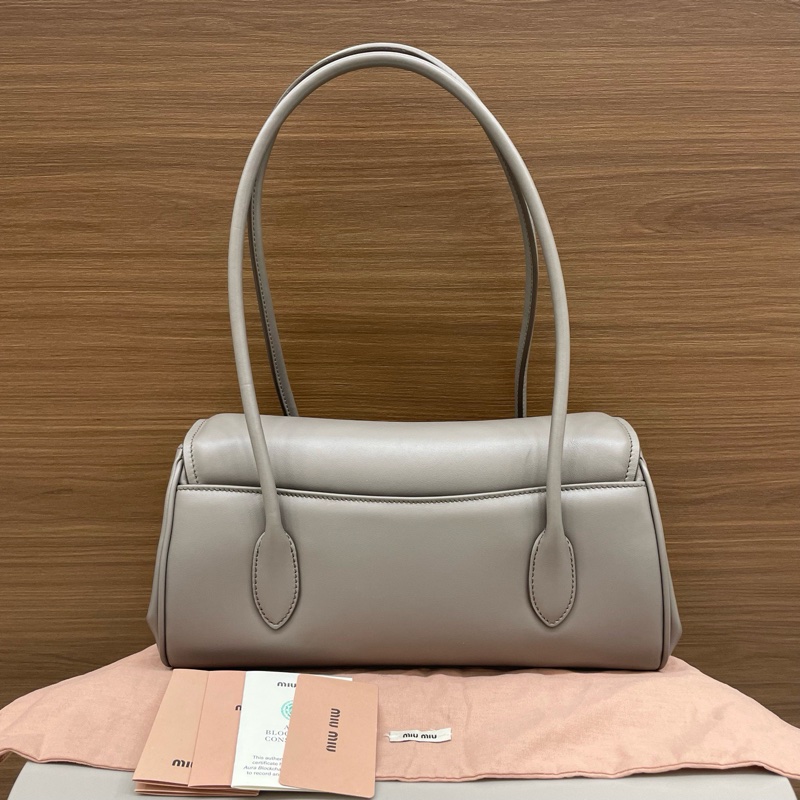 繆繆｜長手柄法棍牛皮 大象灰金扣-1