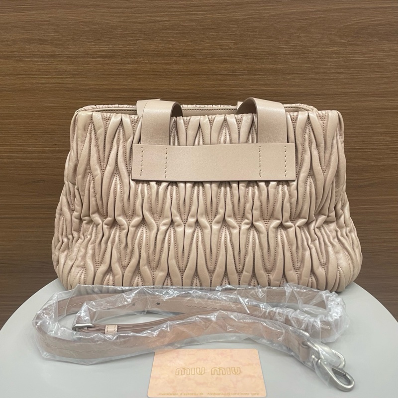 繆繆｜褶皺托特包 羊皮 藕粉色-1