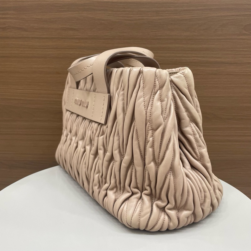 繆繆｜褶皺托特包 羊皮 藕粉色-3