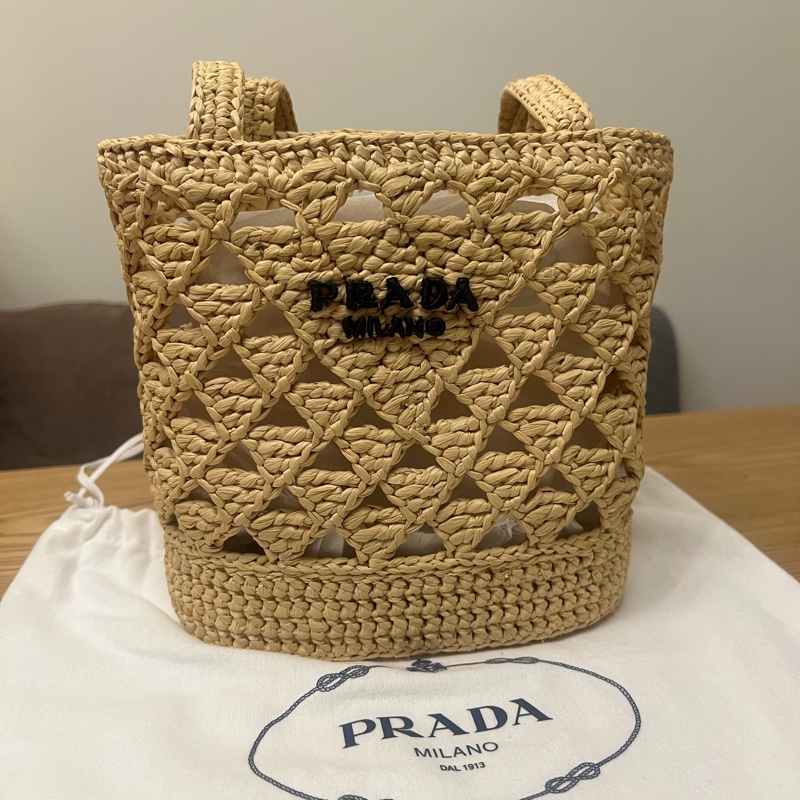 ⭐️全新⭐️PRADA 夏天拉菲草編織包 Logo raffia-effect crochet tote bag 編織包-6