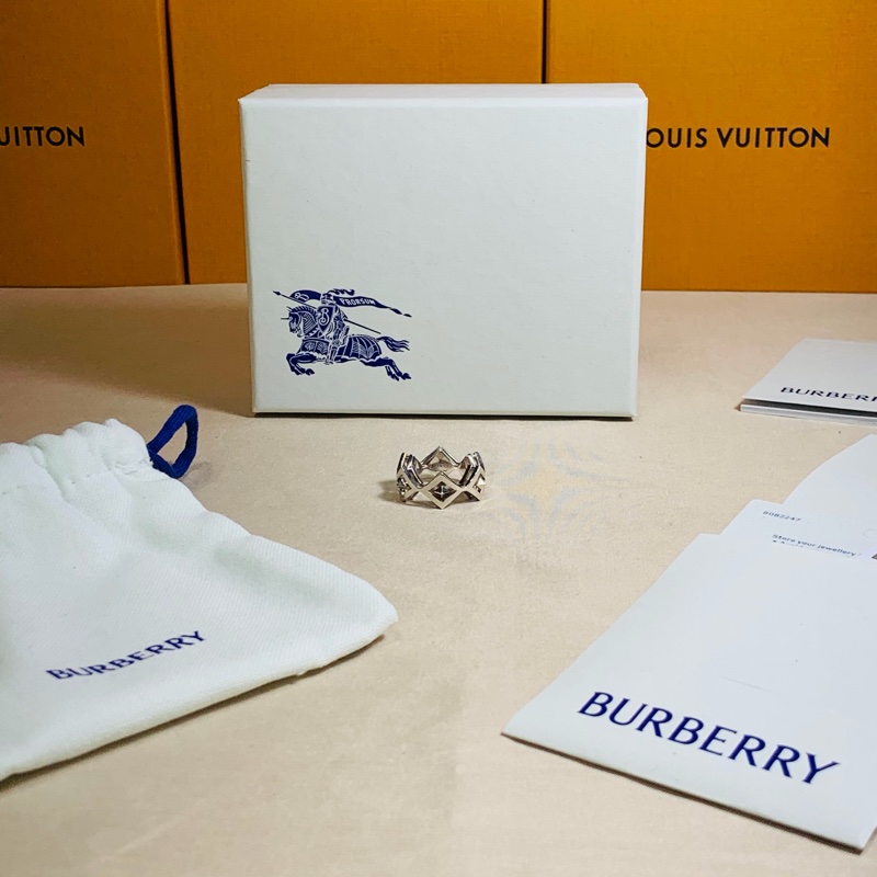 ‼️全台最甜🎁全新閒置未使用盒裝 Burberry 巴寶莉 2024 菱形鏤空925純銀 戒指（原價18200）-1