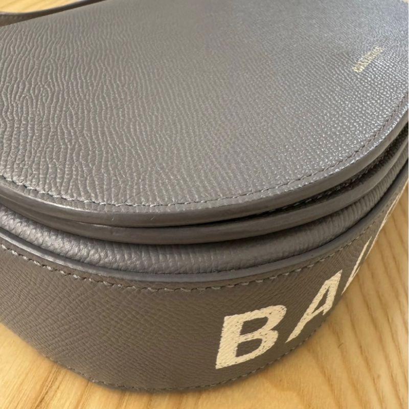 BALENCIAGA 巴黎世家VILLE 灰色斜背包-6