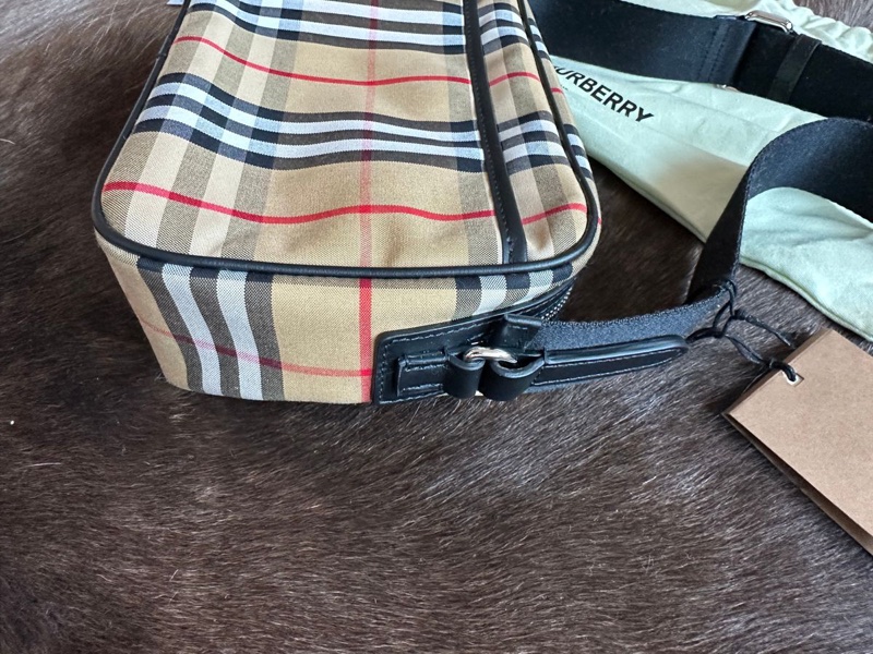 全新 未使用品 burberry crossbody bag  格紋相機包-11
