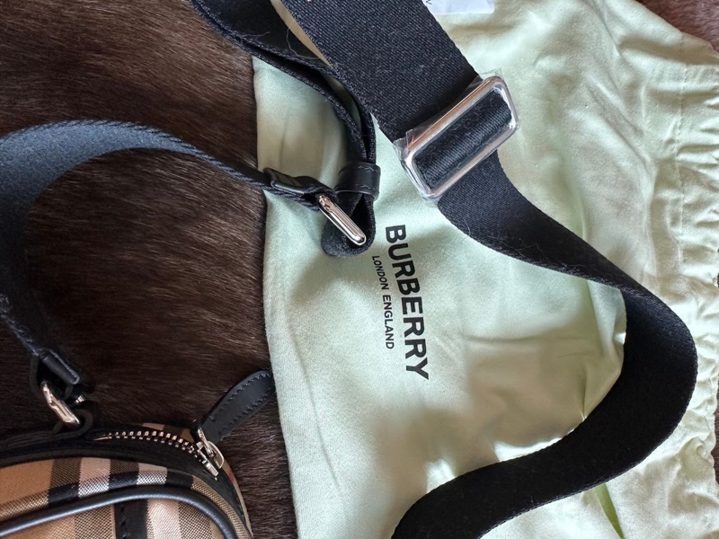 全新 未使用品 burberry crossbody bag  格紋相機包-13
