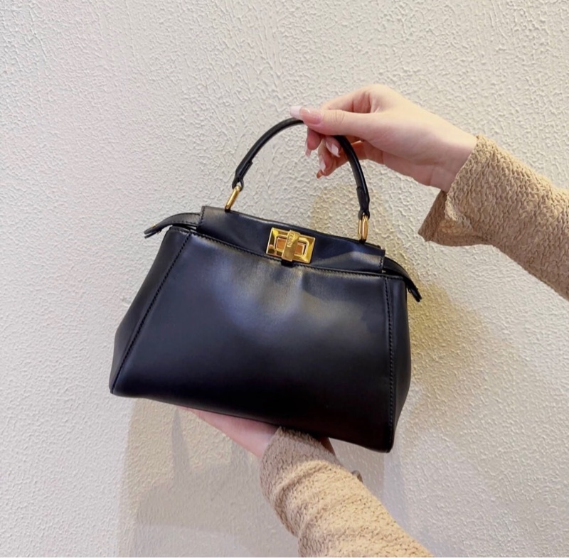 「JL精品代購」9新 Fendi Peekaboo 黑金mini-0