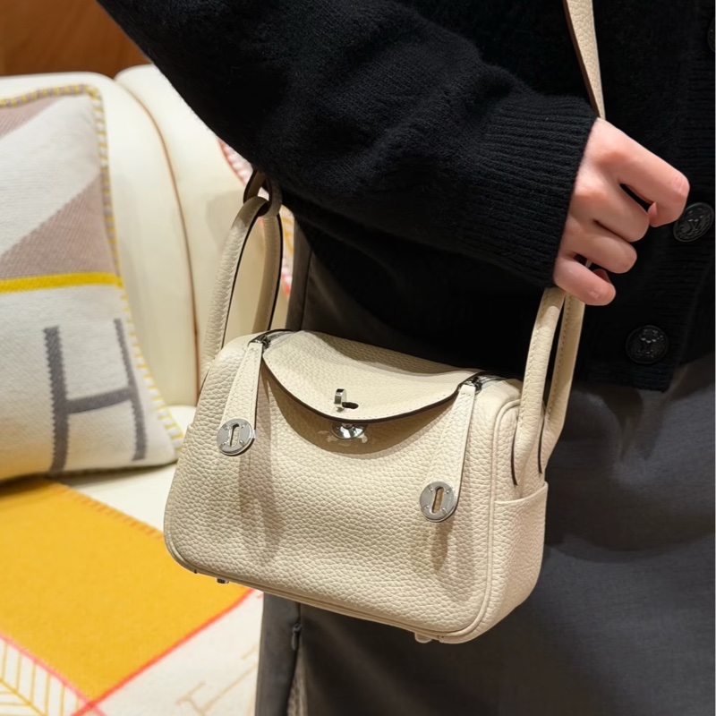 愛馬仕 mini lindy  奶油白配銀釦 二代 短背帶 迷你 lindy-1
