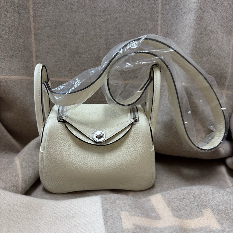 愛馬仕 mini lindy  奶油白配銀釦 二代 短背帶 迷你 lindy-3