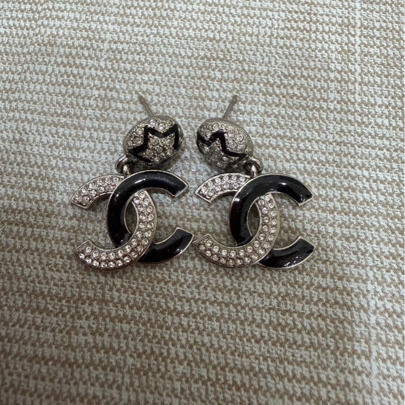 香奈兒 𝑪𝒉𝒂𝒏𝒆𝒍 23K黑色琺瑯滿鑽星星雙C耳釘-3