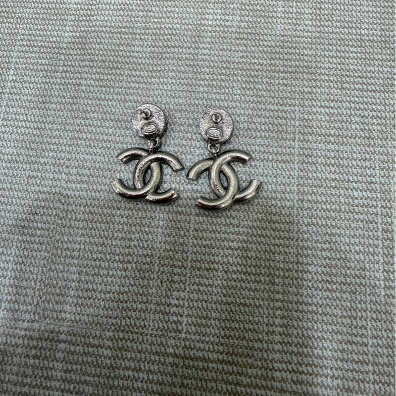 香奈兒 𝑪𝒉𝒂𝒏𝒆𝒍 23K黑色琺瑯滿鑽星星雙C耳釘-4