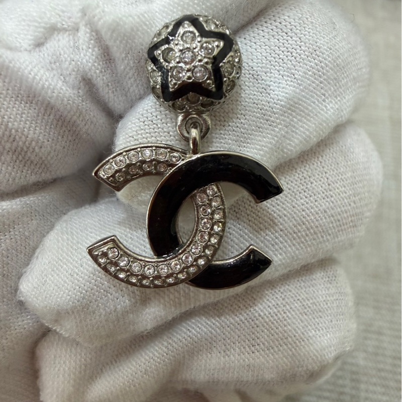 香奈兒 𝑪𝒉𝒂𝒏𝒆𝒍 23K黑色琺瑯滿鑽星星雙C耳釘-5