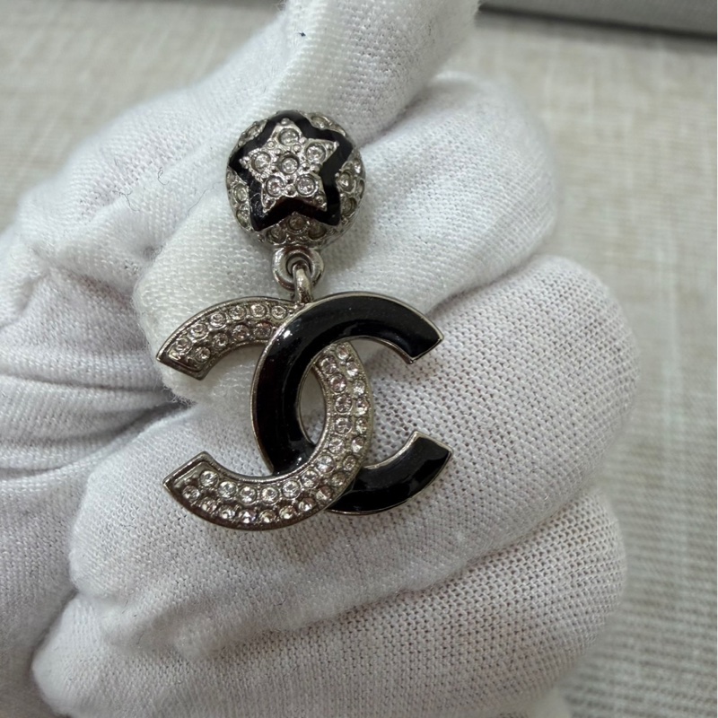 香奈兒 𝑪𝒉𝒂𝒏𝒆𝒍 23K黑色琺瑯滿鑽星星雙C耳釘-13