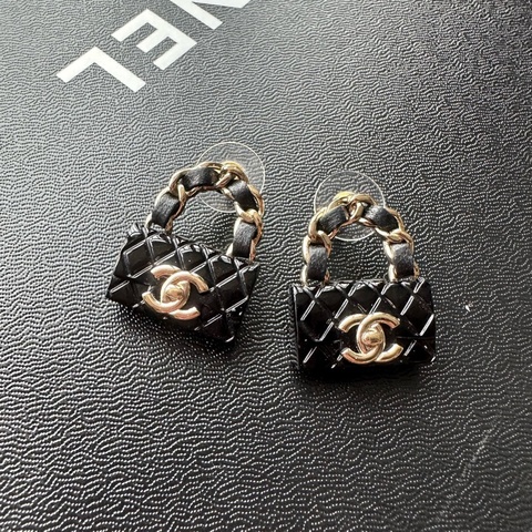 CHANEL香奈兒小書包款耳釘，23年  無附件