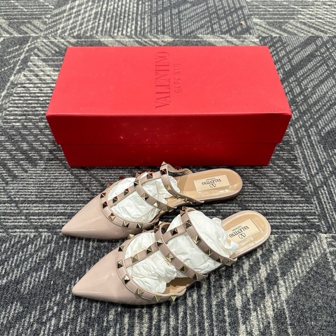 全新Valentino华伦天奴Rockstud漆皮穆勒平底铆钉包头拖鞋裸粉色 36.5码