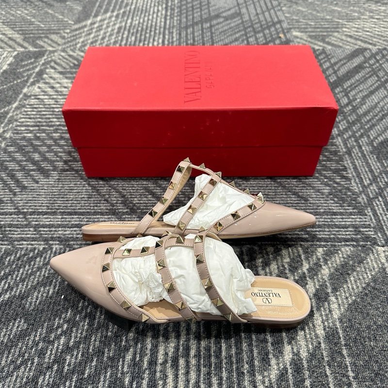 全新Valentino華倫天奴Rockstud漆皮穆勒平底鉚釘包頭拖鞋裸粉色 36.5碼-3