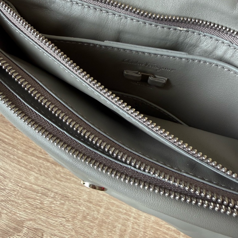 Salvatore Ferragamo 的 Viva Bow 單肩包（枕頭包)-4