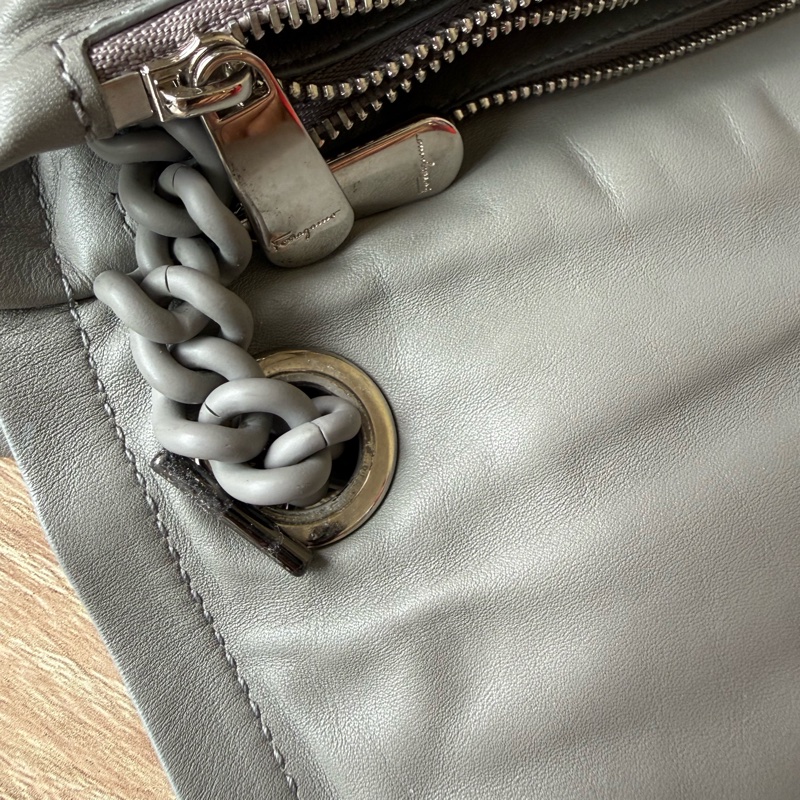 Salvatore Ferragamo 的 Viva Bow 單肩包（枕頭包)-15